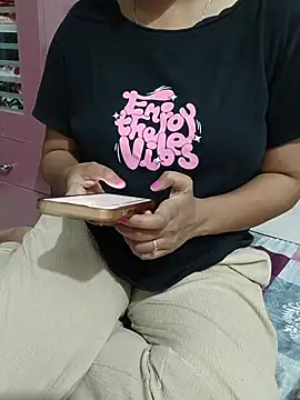 Queenlipx online show from March 10, 2026, 4:12 pm