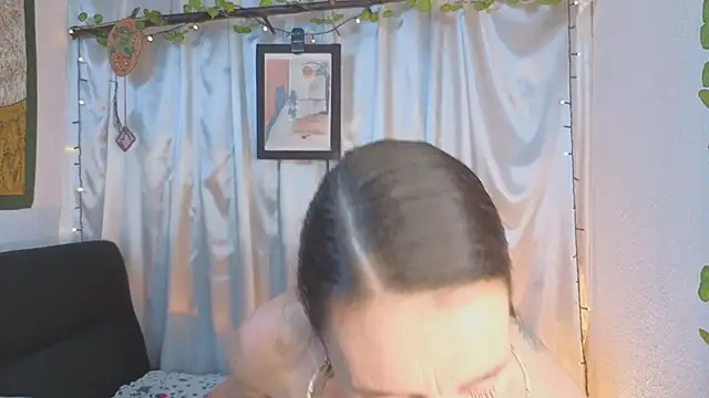 LeanaMaturee online show from April 4, 2026, 12:02 pm