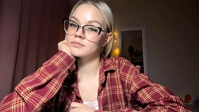 MiaCashe online show from March 11, 2026, 3:07 pm