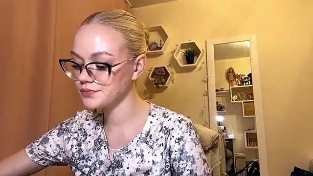 MiaCashe online show from March 27, 2026, 6:18 pm