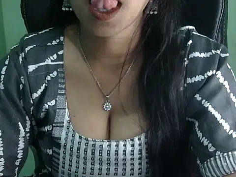 cute momo love online show from May 13, 2026, 5:05 am