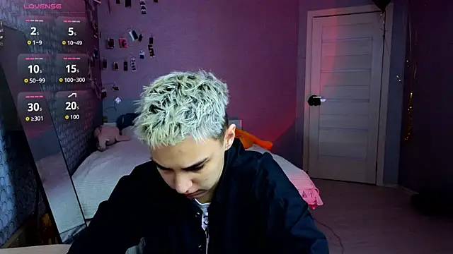 LuxuryLoverss online show from April 10, 2026, 11:04 am