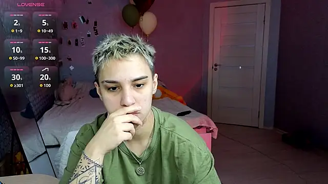 LuxuryLoverss online show from April 14, 2026, 11:16 am