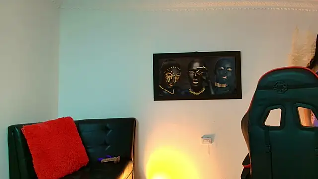 Snapshot of sara_lux1 chatting on March 13, 2026, 12:01 pm sara lux1 online show from March 13, 2026, 12:01 pm