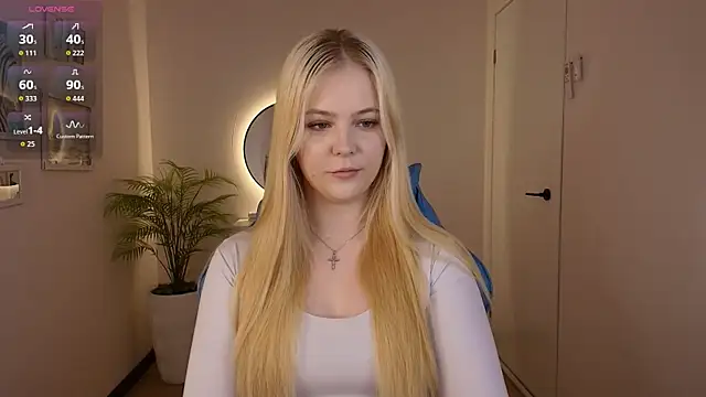 Snapshot of Elle_Funning chatting on February 28, 2026, 2:45 am Elle Funning online show from February 28, 2026, 2:45 am