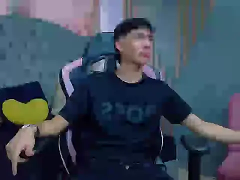 Snapshot of AronTawers chatting on February 25, 2026, 9:13 pm AronTawers online show from February 25, 2026, 9:13 pm