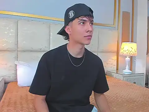 Snapshot of AronTawers chatting on March 1, 2026, 7:16 pm AronTawers online show from March 1, 2026, 7:16 pm