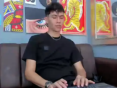 Snapshot of AronTawers chatting on March 3, 2026, 6:58 pm AronTawers online show from March 3, 2026, 6:58 pm