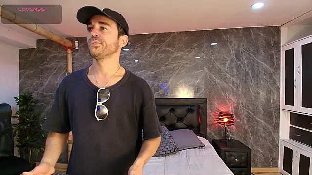 Adams Sanz online show from April 25, 2026, 8:17 pm