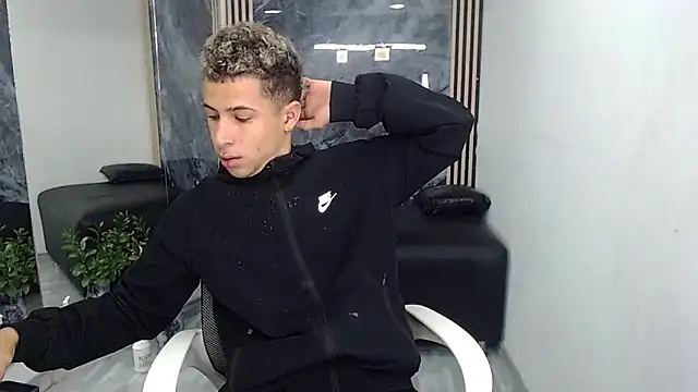 Hollmanhot online show from April 17, 2026, 11:35 am