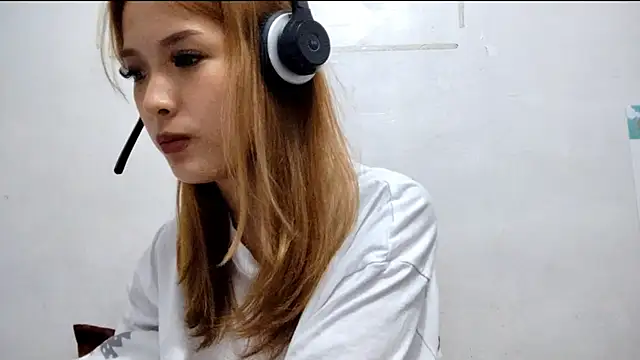 EllieCoconut001 online show from April 19, 2026, 11:42 am