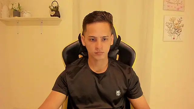sexy andres01 online show from June 18, 2026, 1:59 pm