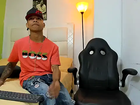 Snapshot of emanuel_23cm chatting on March 1, 2026, 1:40 am emanuel 23cm online show from March 1, 2026, 1:40 am