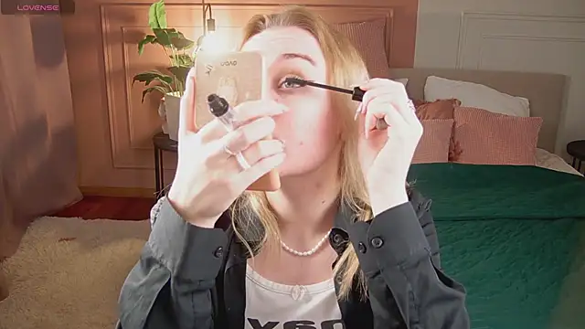 Glow Margo online show from April 19, 2026, 1:05 am