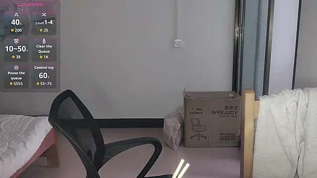 F-Yihao online show from April 13, 2026, 7:47 am