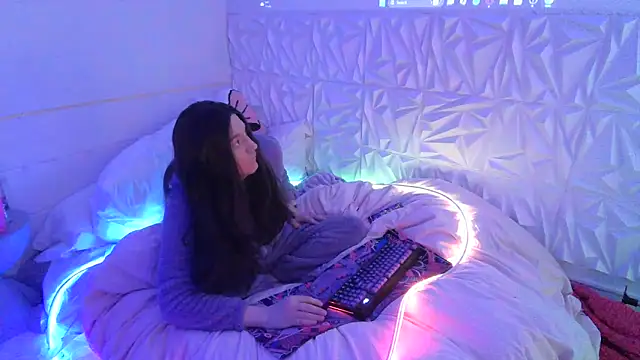 Snapshot of Moongirl117 chatting on March 3, 2026, 5:24 am Moongirl117 online show from March 3, 2026, 5:24 am