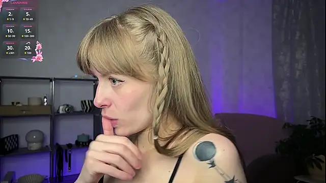 RosaMoore online show from April 24, 2026, 2:52 pm