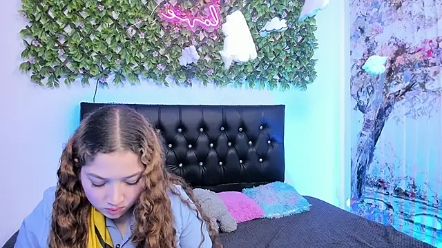 valeria and zoe online show from April 14, 2026, 2:34 pm