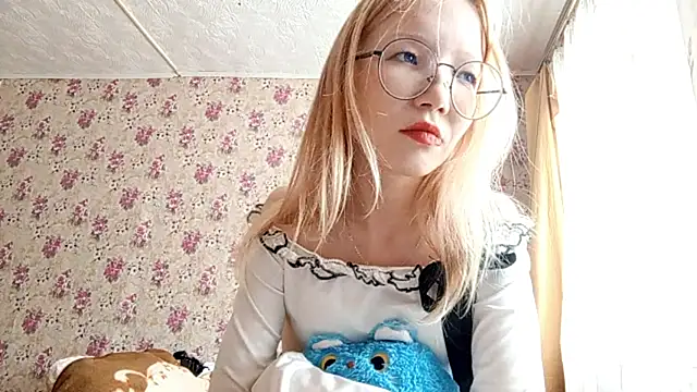 Snapshot of SoniqBliss chatting on March 3, 2026, 7:14 am SoniqBliss online show from March 3, 2026, 7:14 am