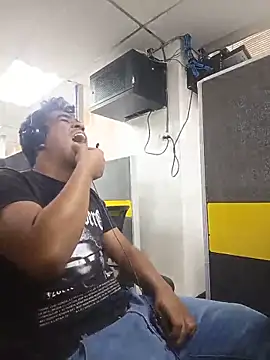 luis230436 online show from May 28, 2026, 10:07 pm