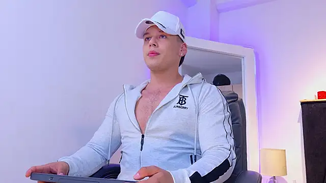 NIKLAS BRAUNN01 online show from April 13, 2026, 10:15 pm