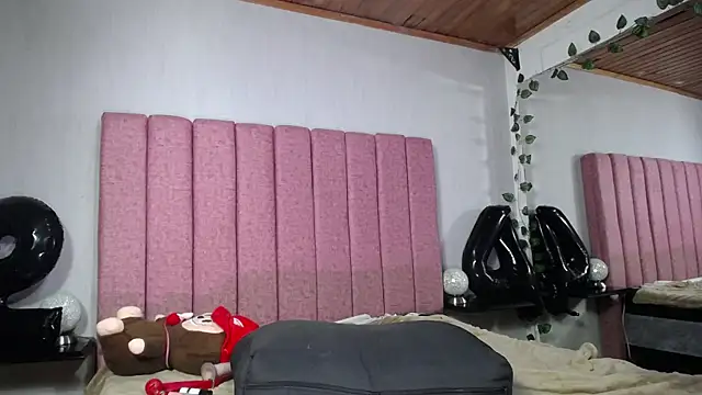 SaraLjordad online show from April 28, 2026, 2:27 am