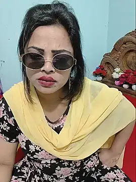 Snapshot of Beauty-3 chatting on June 18, 2026, 8:13 pm Beauty-3 online show from June 18, 2026, 8:13 pm