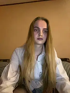 Snapshot of LunaVey chatting on March 29, 2026, 5:02 pm LunaVey online show from March 29, 2026, 5:02 pm