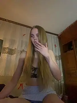 Snapshot of LunaVey chatting on April 9, 2026, 6:24 pm LunaVey online show from April 9, 2026, 6:24 pm