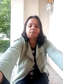 Snapshot of roxana_e43 chatting on April 21, 2026, 4:30 am roxana e43 online show from April 21, 2026, 4:30 am