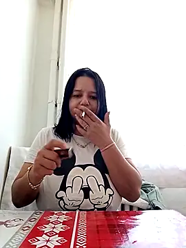 Snapshot of roxana_e43 chatting on April 28, 2026, 9:47 am roxana e43 online show from April 28, 2026, 9:47 am