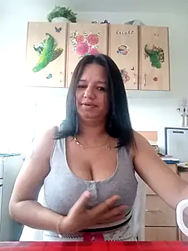 Snapshot of roxana_e43 chatting on May 2, 2026, 4:39 am roxana e43 online show from May 2, 2026, 4:39 am