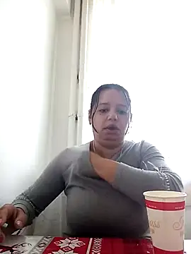 Snapshot of roxana_e43 chatting on May 6, 2026, 4:41 am roxana e43 online show from May 6, 2026, 4:41 am
