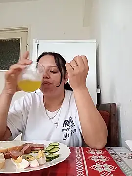 Snapshot of roxana_e43 chatting on May 22, 2026, 10:32 am roxana e43 online show from May 22, 2026, 10:32 am