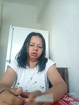 Snapshot of roxana_e43 chatting on May 29, 2026, 3:15 am roxana e43 online show from May 29, 2026, 3:15 am