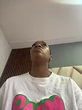 Snapshot of Emi_rousse chatting on March 3, 2026, 12:11 pm Emi rousse online show from March 3, 2026, 12:11 pm