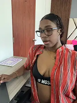 Snapshot of Emi_rousse chatting on March 9, 2026, 12:42 pm Emi rousse online show from March 9, 2026, 12:42 pm