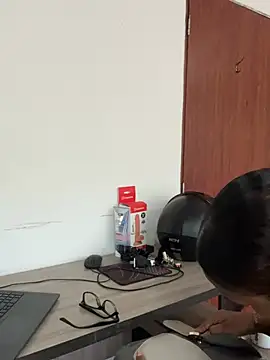 Snapshot of Emi_rousse chatting on March 13, 2026, 12:34 pm Emi rousse online show from March 13, 2026, 12:34 pm