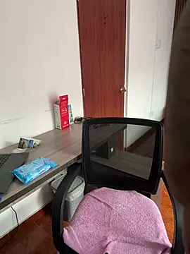 Snapshot of Emi_rousse chatting on March 18, 2026, 12:19 pm Emi rousse online show from March 18, 2026, 12:19 pm