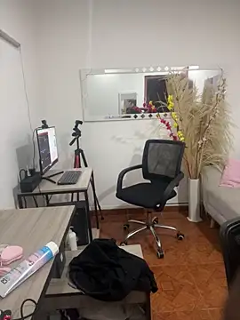 Snapshot of Emi_rousse chatting on March 21, 2026, 11:59 am Emi rousse online show from March 21, 2026, 11:59 am