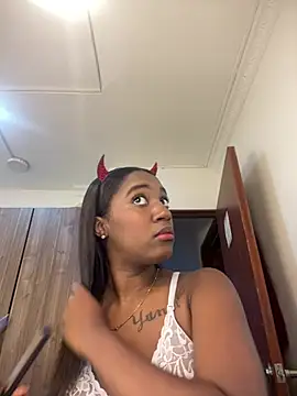 Snapshot of Emi_rousse chatting on April 2, 2026, 12:36 pm Emi rousse online show from April 2, 2026, 12:36 pm