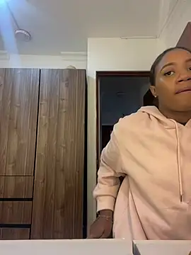 Snapshot of Emi_rousse chatting on April 13, 2026, 12:21 pm Emi rousse online show from April 13, 2026, 12:21 pm