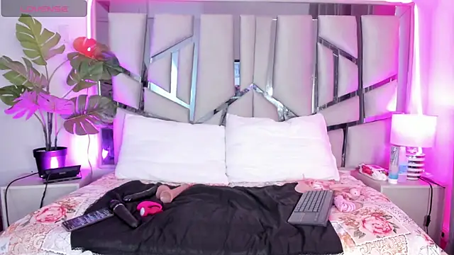 Snapshot of lucy_davies chatting on March 18, 2026, 11:46 am lucy davies online show from March 18, 2026, 11:46 am