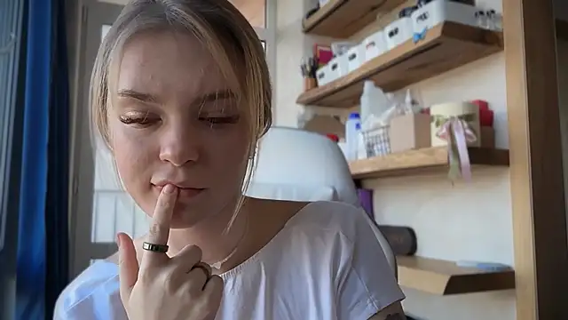 cyberl0ve  online show from April 12, 2026, 2:00 pm