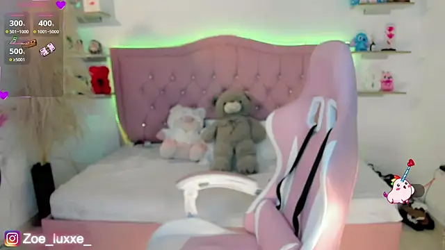 Zoe Luxxe  online show from March 15, 2026, 9:10 pm