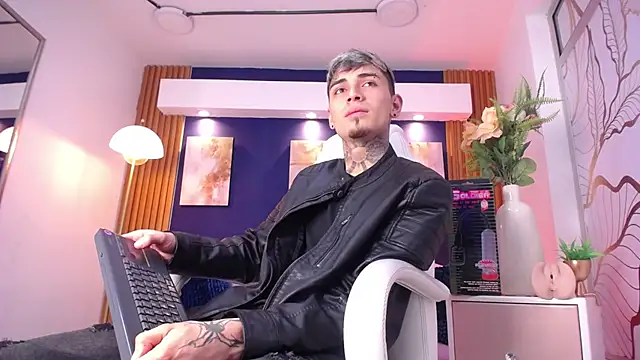 Max Hader  online show from March 31, 2026, 11:38 pm