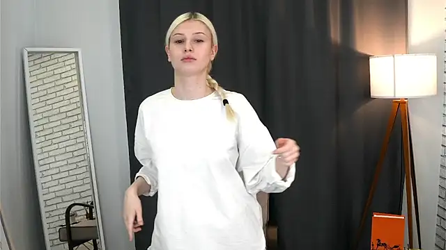 LorisBoster online show from March 3, 2026, 4:07 am