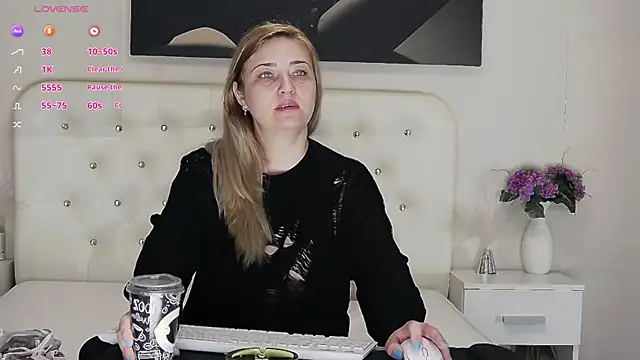 MellanieBliss online show from April 23, 2026, 4:35 am