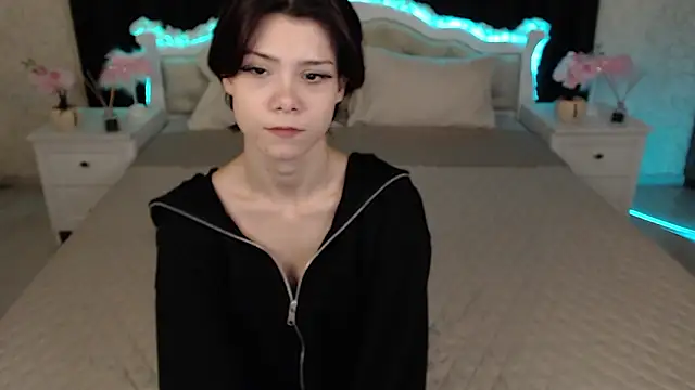 llittle-peachh online show from March 2, 2026, 5:42 pm