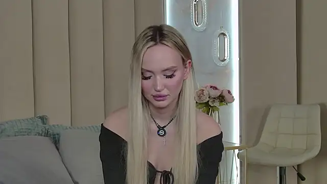 JuliaHotty  online show from April 22, 2026, 5:36 pm